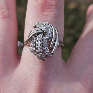 10K White Gold Diamond Ribbon Swirl Cocktail Statement Ring 1/2TCW Size 8